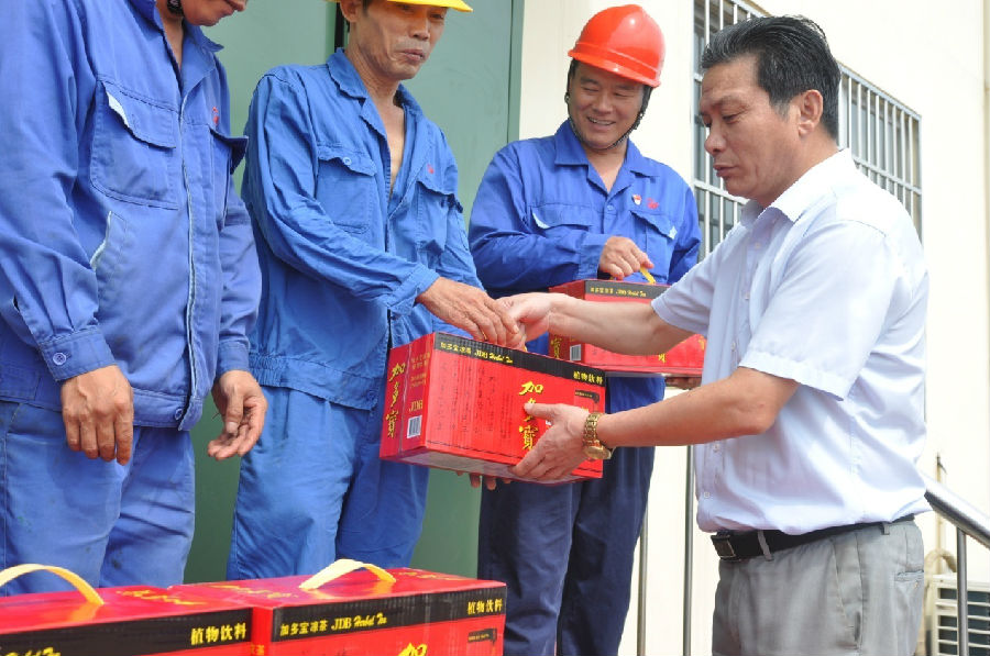 暑熱送清涼，甘泉暖人心